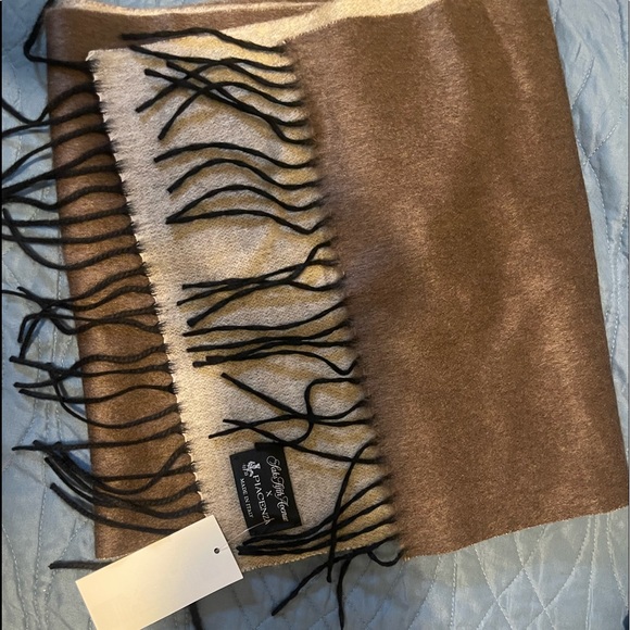 Beautiful made in Italy silk/cashmere scarf new with tags from saks fifth Ave - Picture 1 of 4